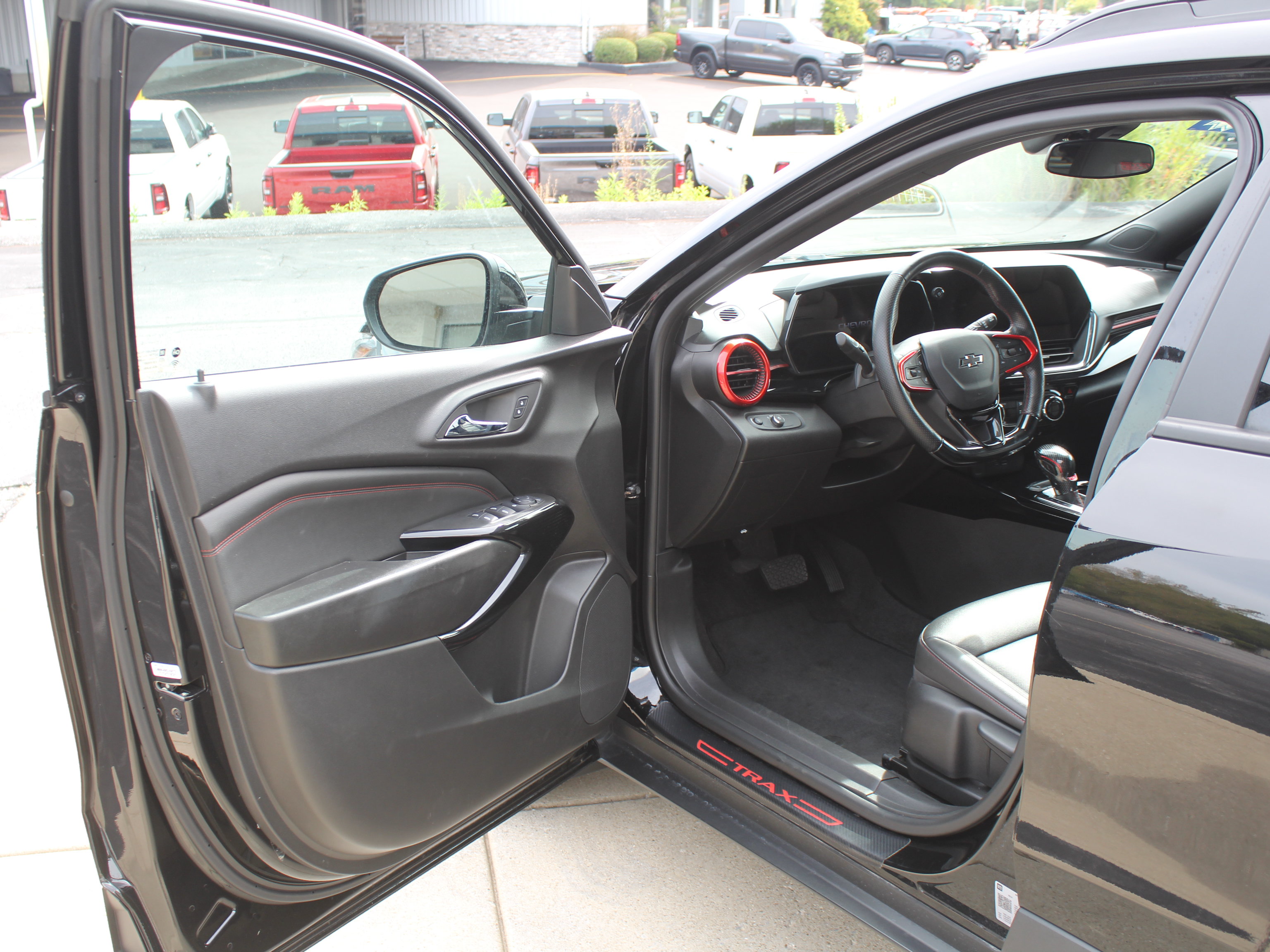 Used 2025 Chevrolet Trax RS FWD image 12