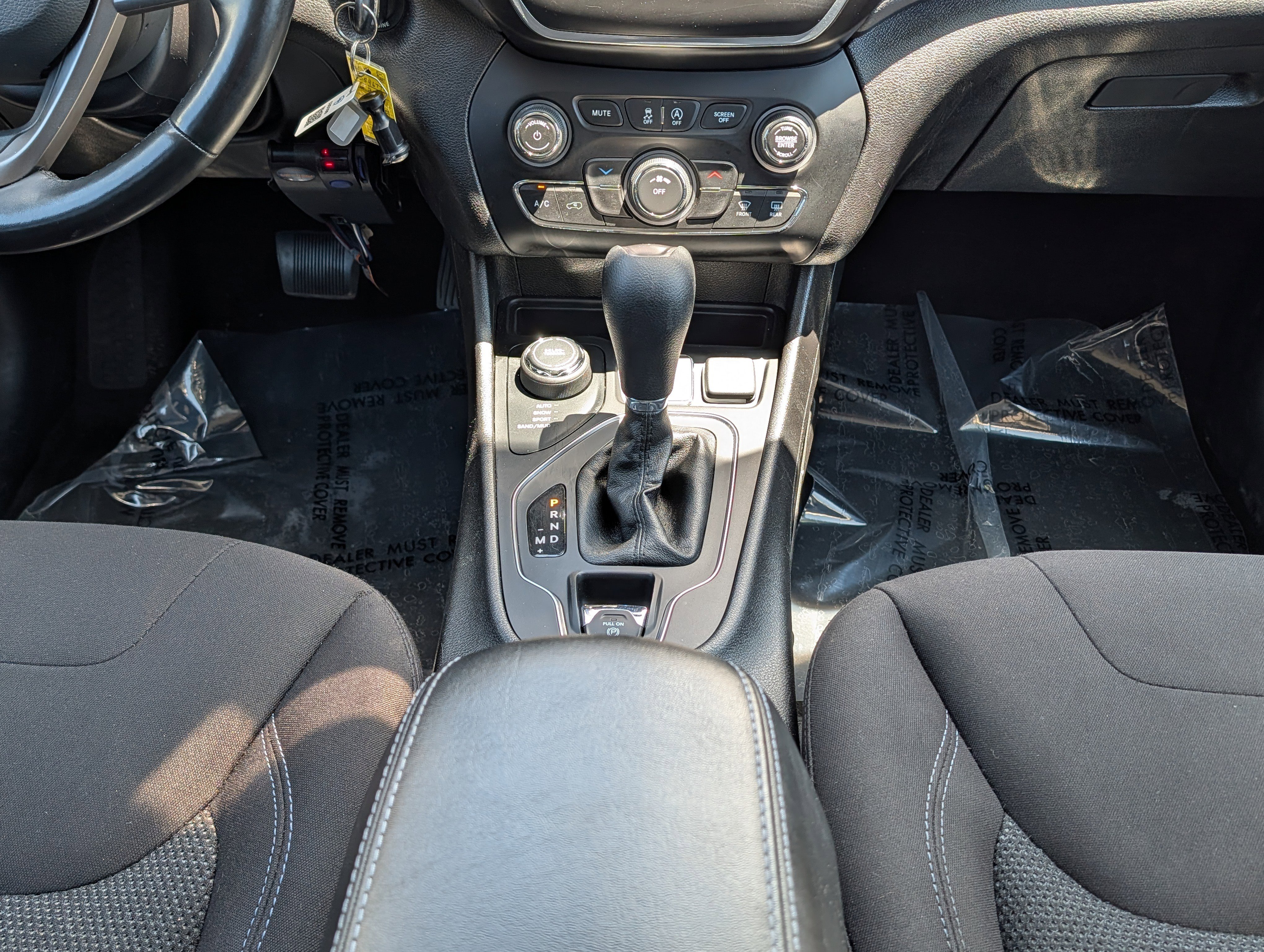 Used 2020 Jeep Cherokee Latitude w/ Cold Weather Group AWD/4WD image 18