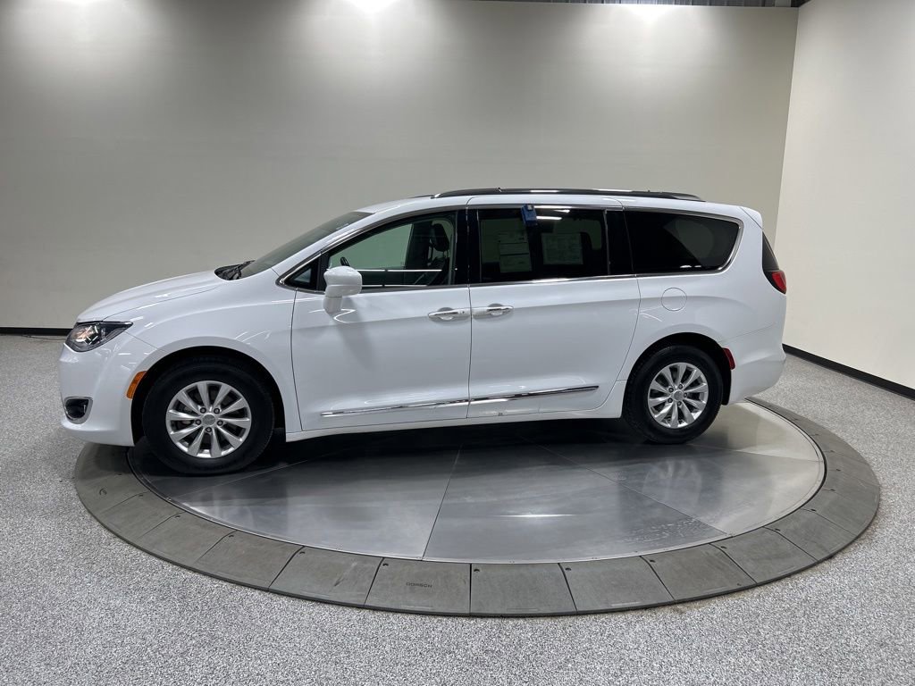 Used 2018 Chrysler Pacifica Touring-L FWD image 10