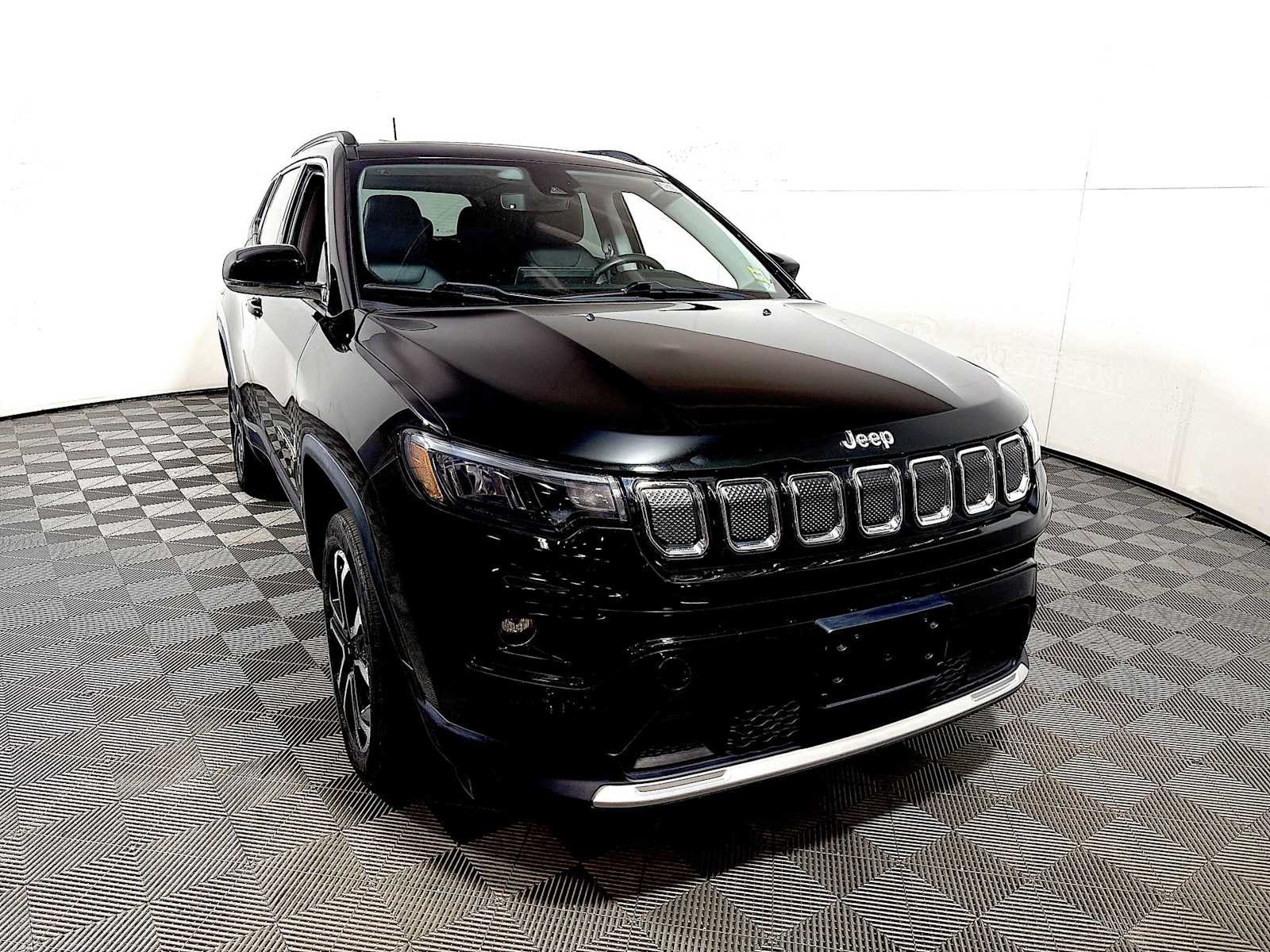 Used 2022 Jeep Compass Limited w/ Sun and Sound Group AWD/4WD image 2