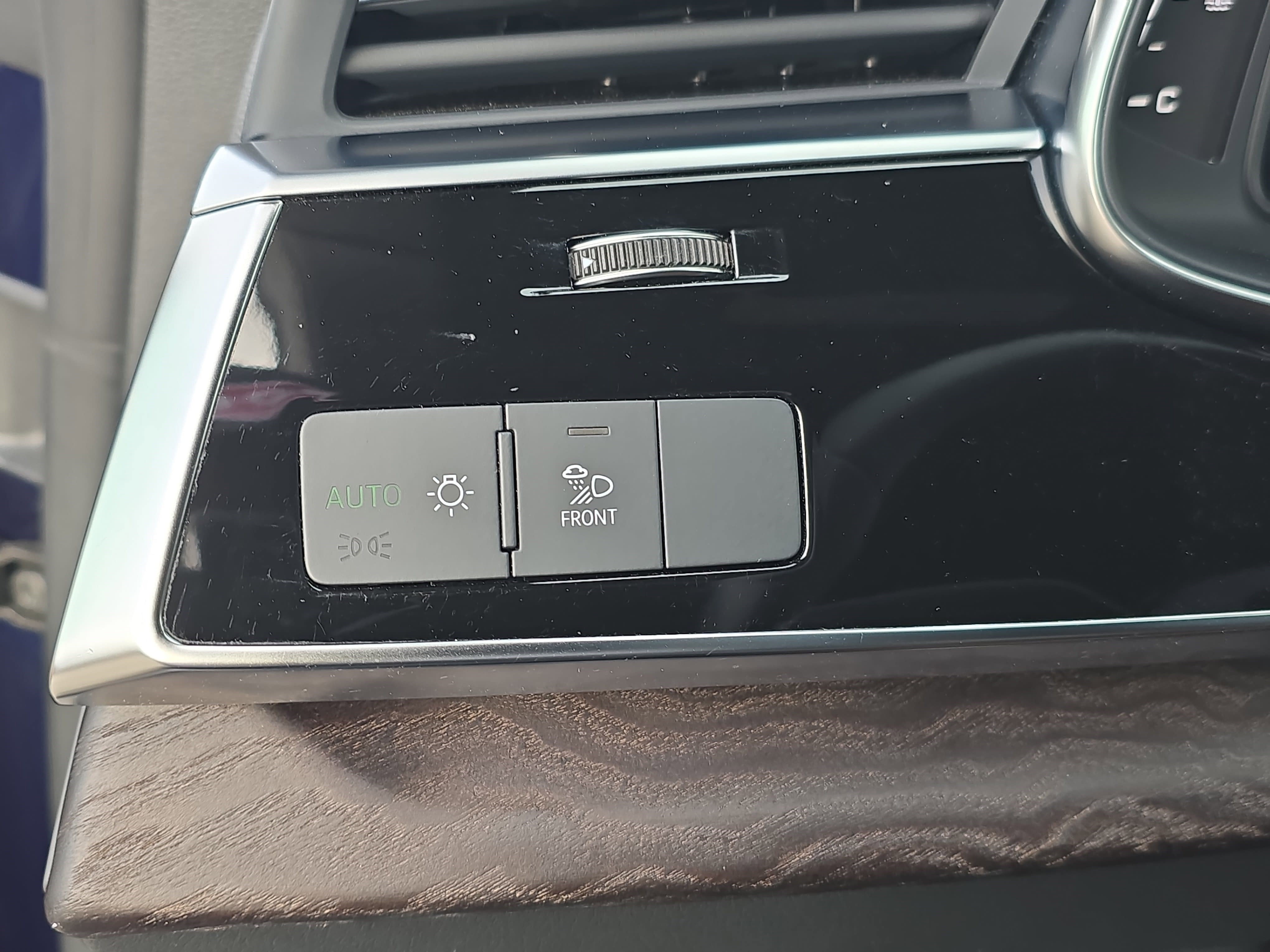 Used 2022 Audi Q8 Premium Plus image 24