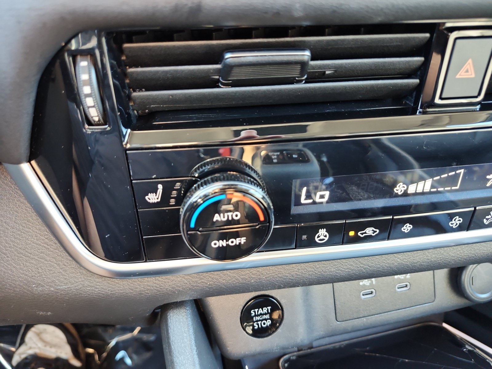 Used 2024 Nissan Rogue SL AWD/4WD image 19