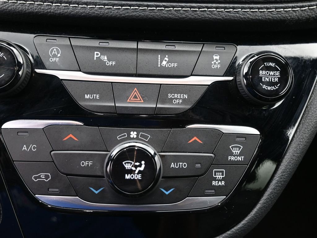 Used 2025 Chrysler Pacifica Limited image 14