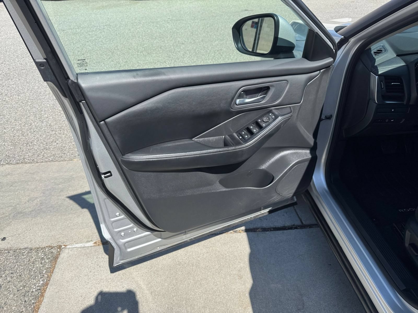 Used 2025 Nissan Rogue SV AWD/4WD image 18