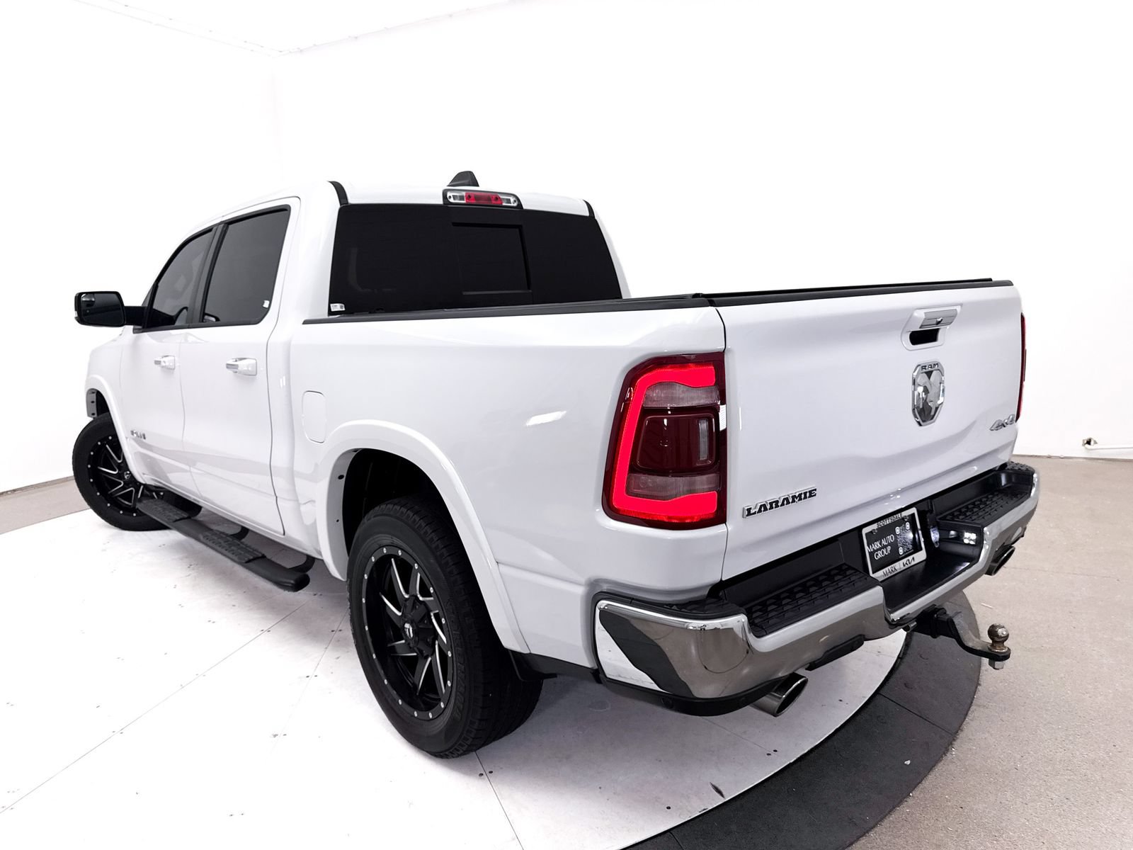 Used 2019 RAM 1500 Laramie AWD/4WD image 2