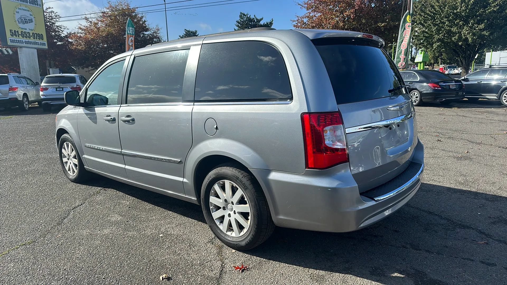 Used 2016 Chrysler Town & Country Touring FWD image 3