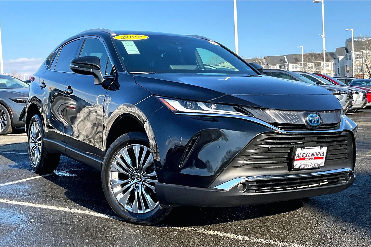 Used 2022 Toyota Venza XLE image 2