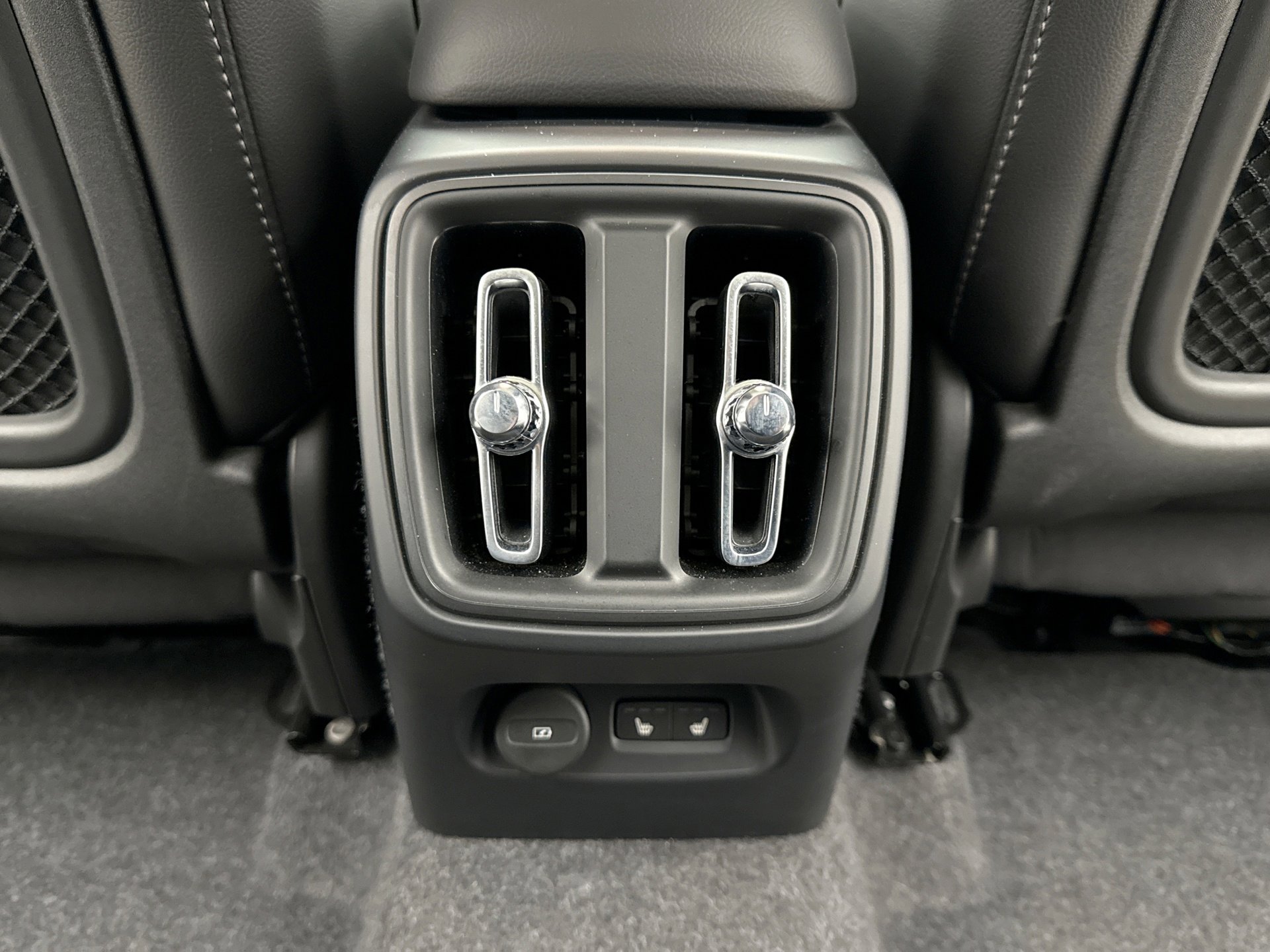 Used 2025 Volvo XC40 B5 Core image 20