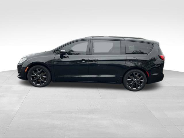 Used 2018 Chrysler Pacifica Touring-L Plus w/ S Appearance Package FWD image 4