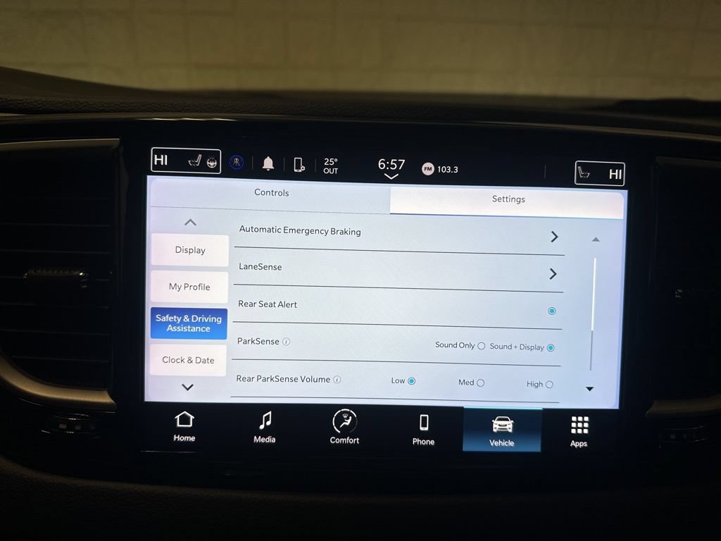 Used 2023 Chrysler Pacifica Touring-L FWD image 13