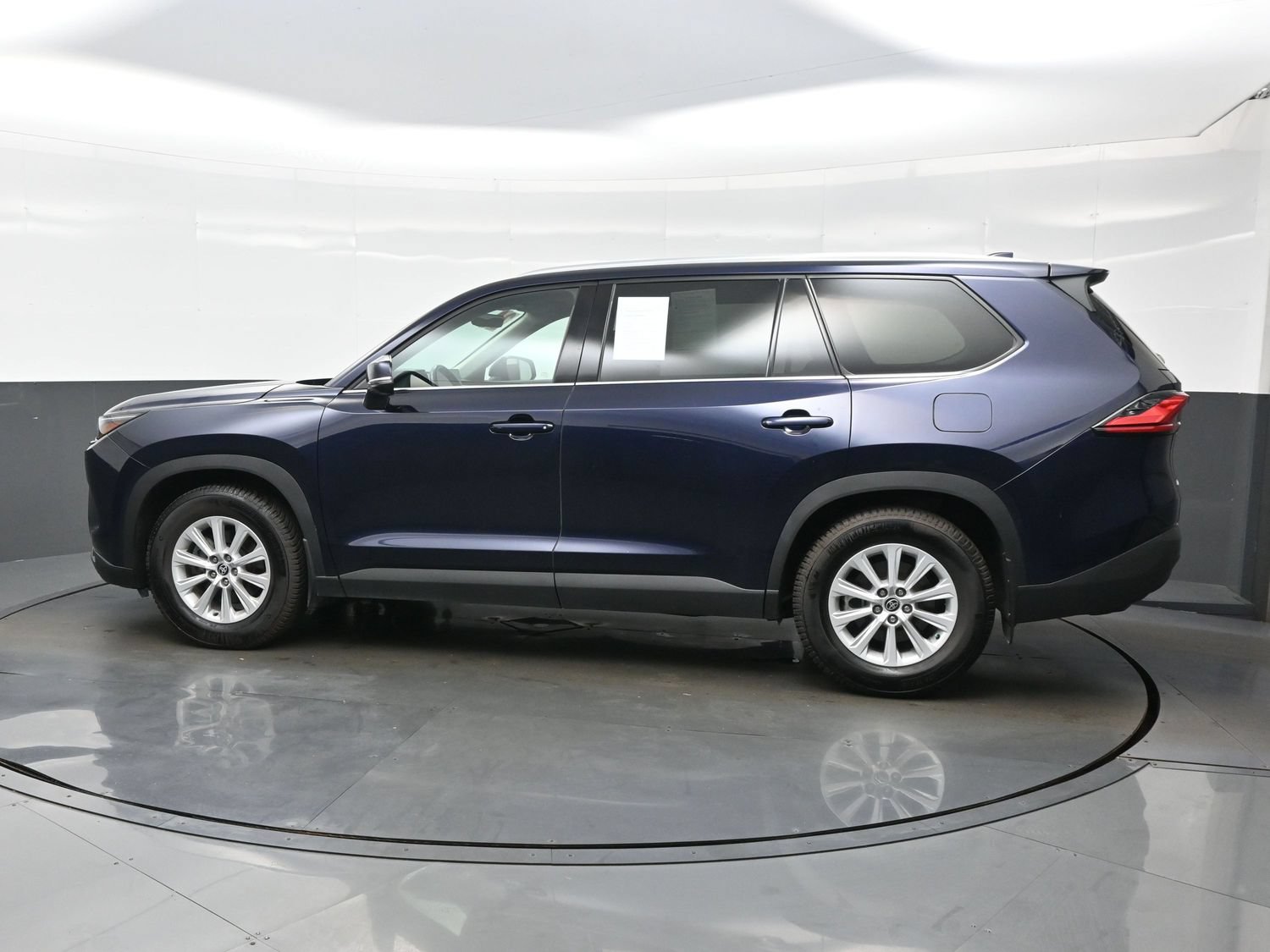 Used 2024 Toyota Grand Highlander AWD image 3