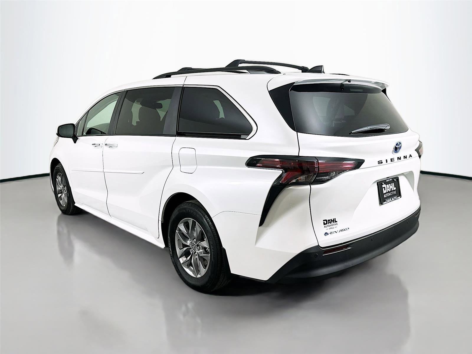 Used 2025 Toyota Sienna XLE w/ XLE Plus Package image 10