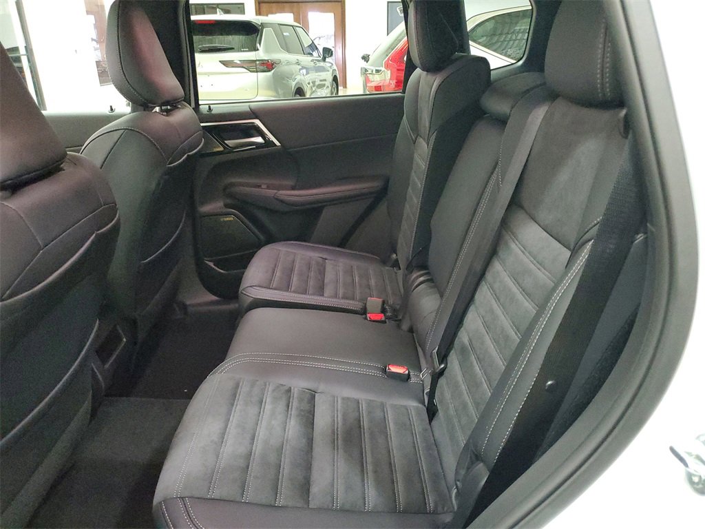 New 2025 Mitsubishi Outlander SE image 13