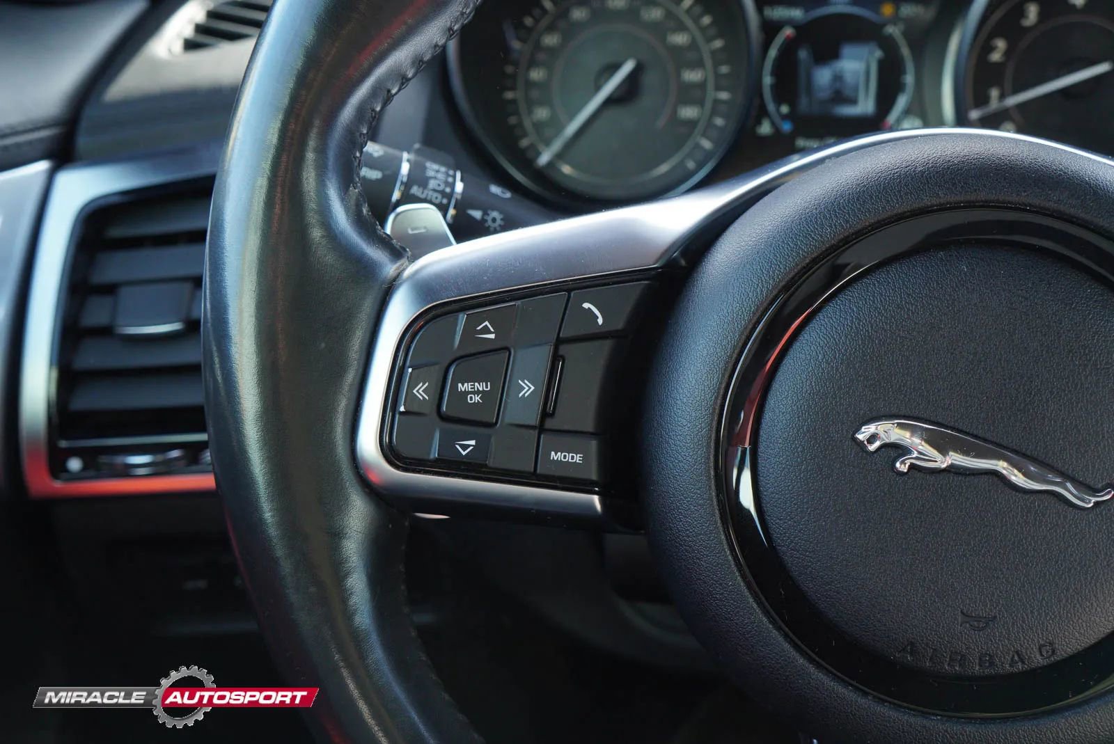 Used 2018 Jaguar F-TYPE R-Dynamic AWD/4WD image 34