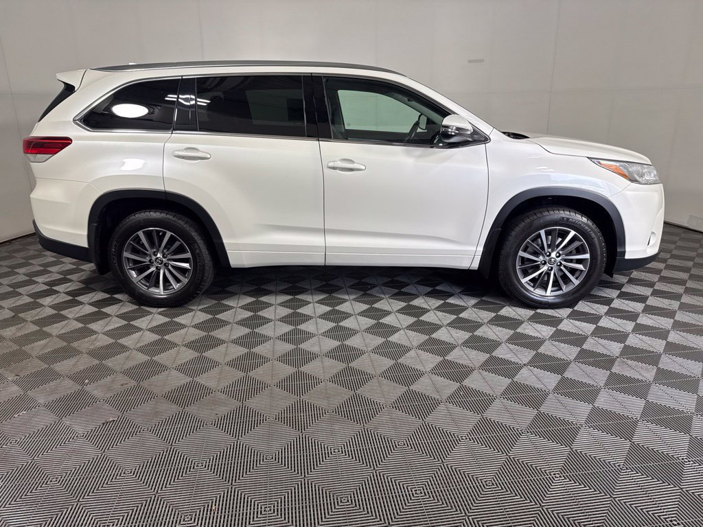Used 2017 Toyota Highlander XLE AWD/4WD image 12