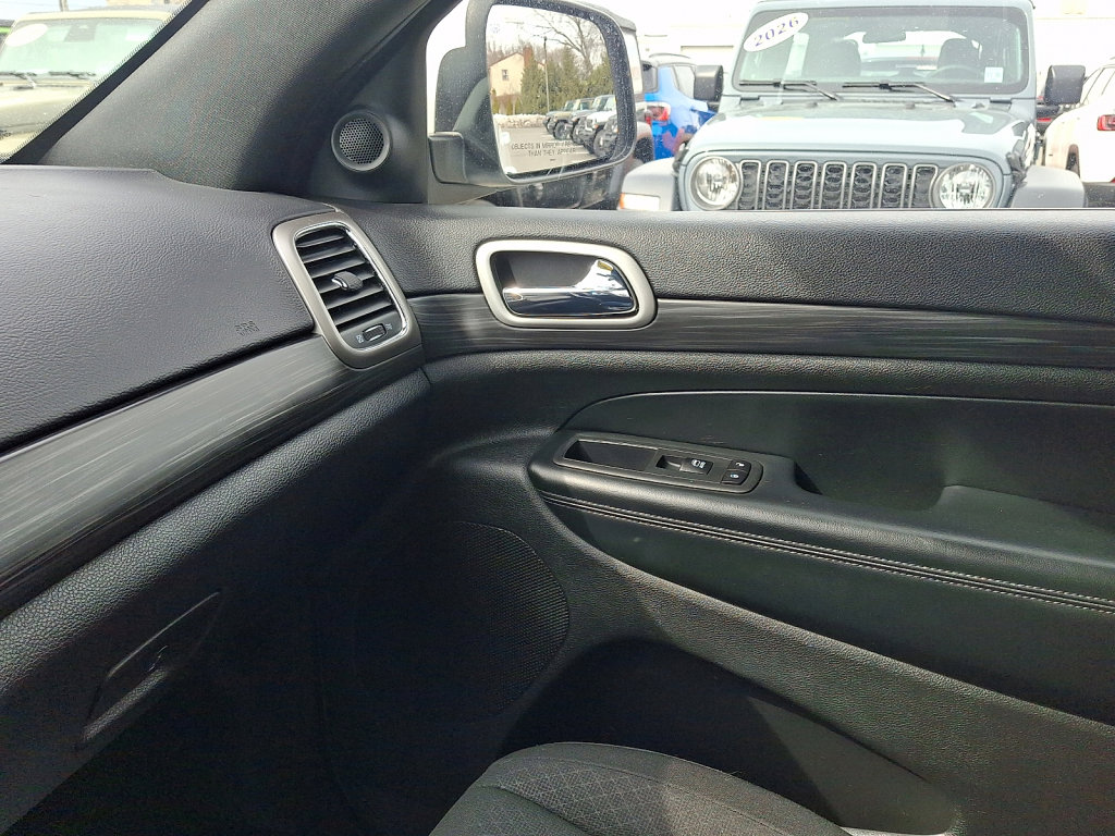 Used 2021 Jeep Grand Cherokee Laredo image 31