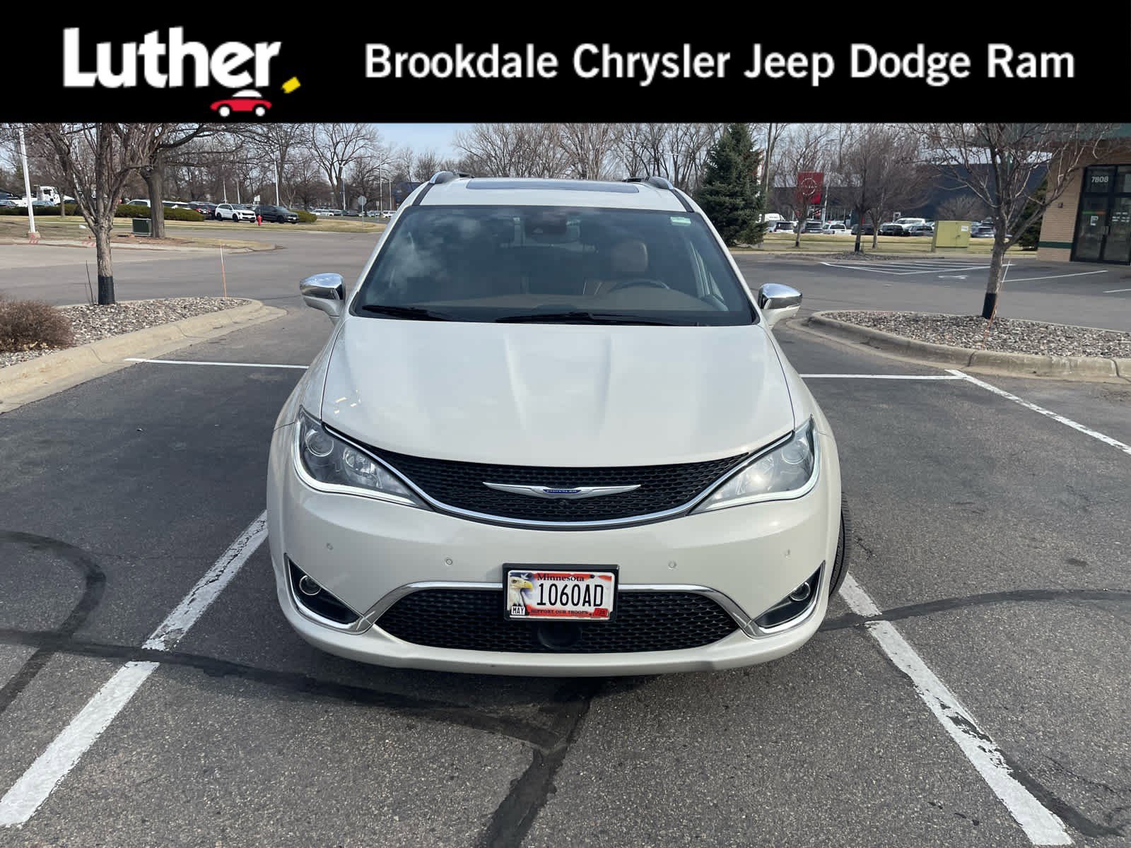 Used 2020 Chrysler Pacifica Limited w/ Tire & Wheel Group image 1