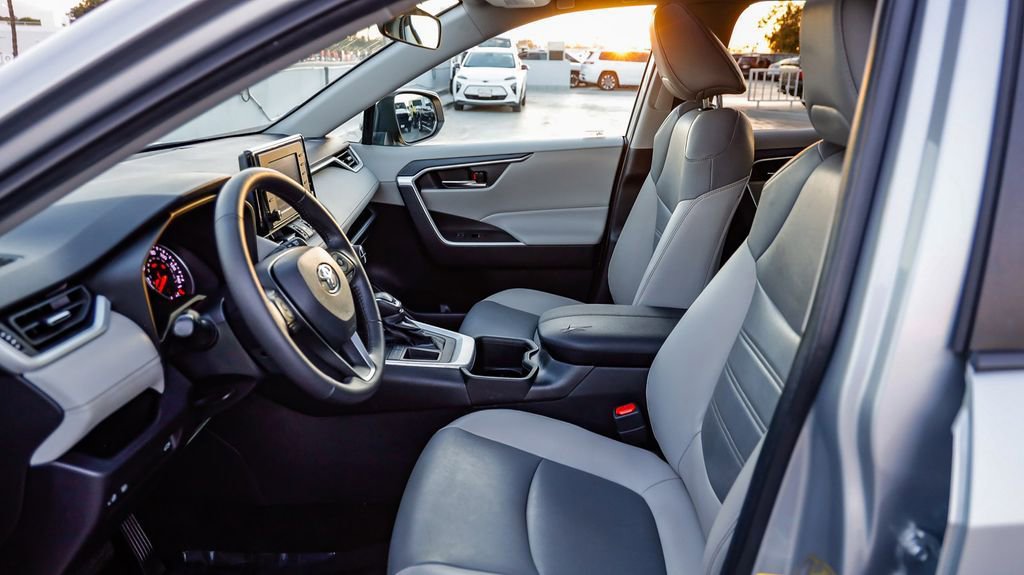 Used 2022 Toyota RAV4 XLE Premium image 22