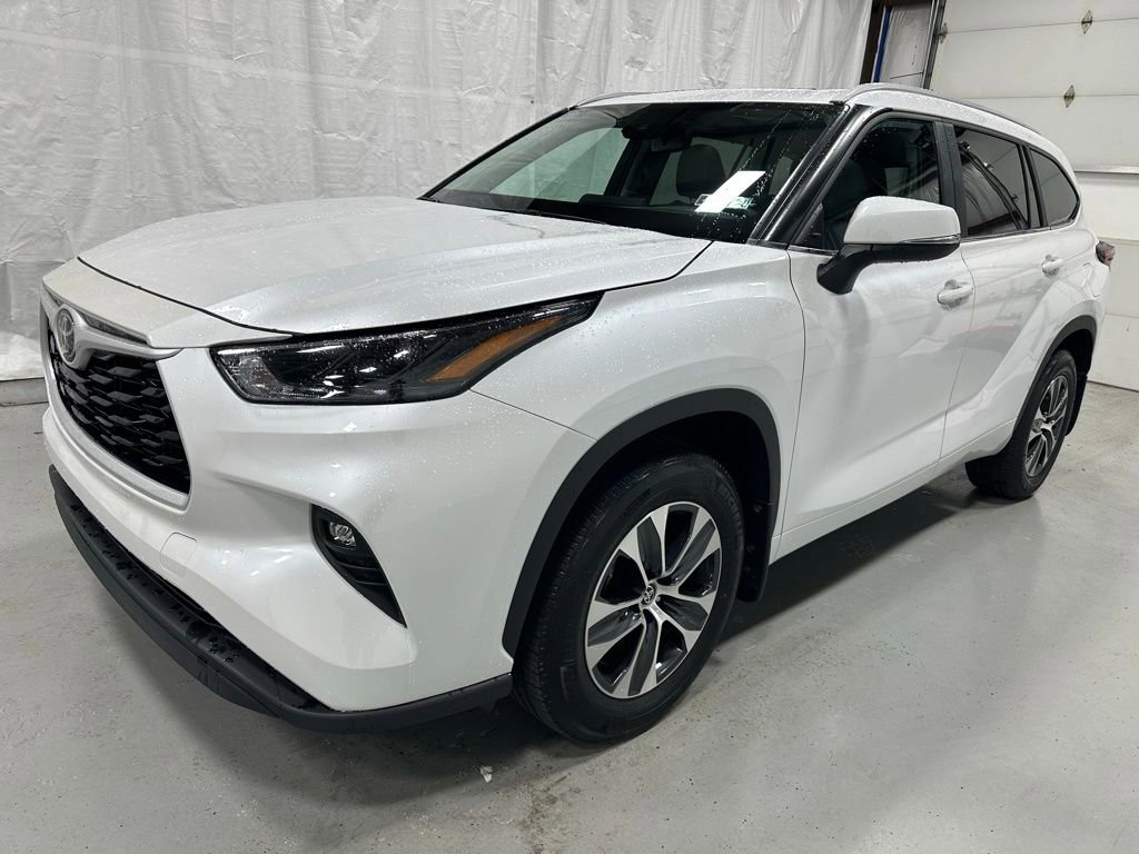 Used 2025 Toyota Highlander XLE image 3
