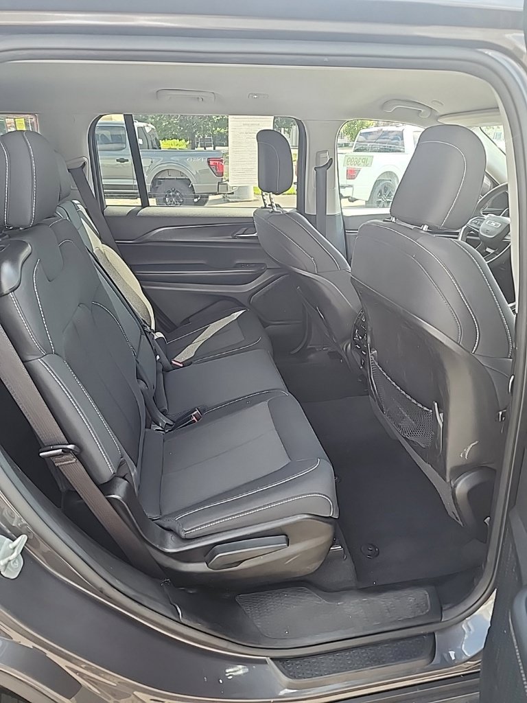 Used 2023 Jeep Grand Cherokee L Laredo w/ Luxury Tech Group I AWD/4WD image 12