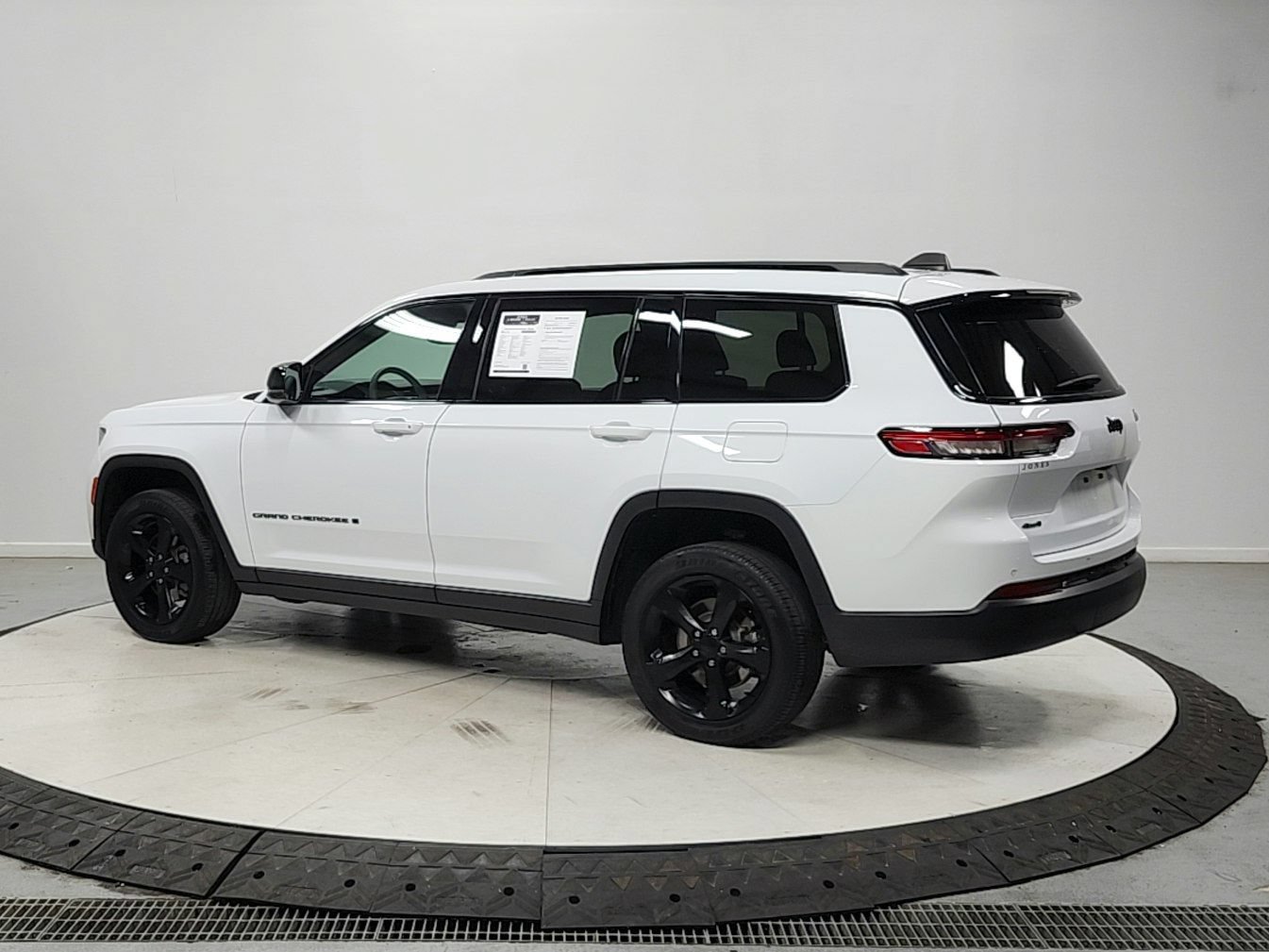 Used 2024 Jeep Grand Cherokee L Laredo AWD/4WD image 5