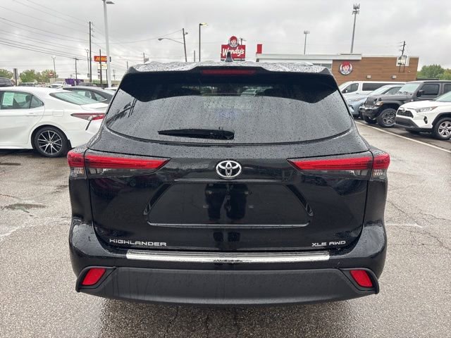 Used 2023 Toyota Highlander XLE AWD/4WD image 4