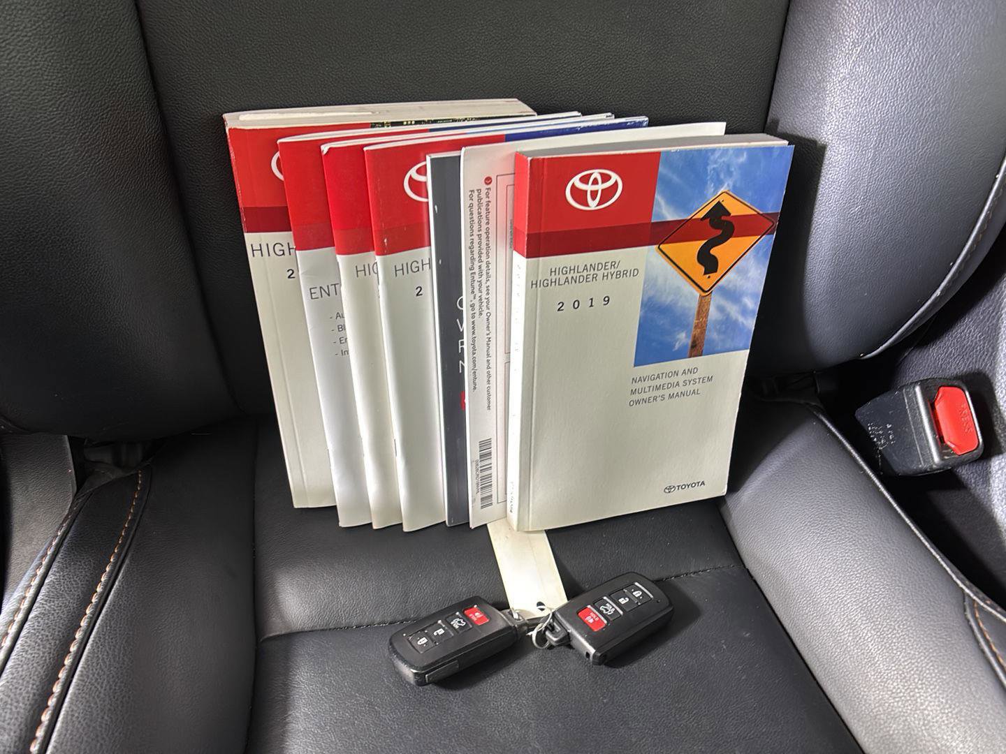 Used 2019 Toyota Highlander XLE AWD/4WD image 23