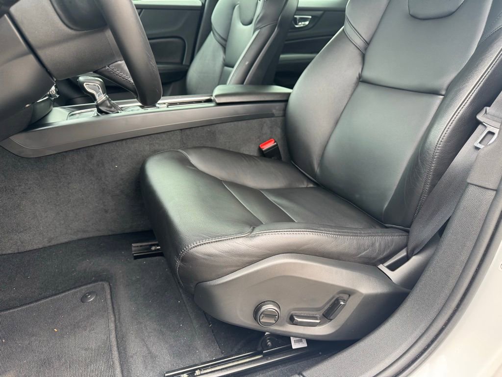 Used 2020 Volvo S60 T5 Momentum image 19