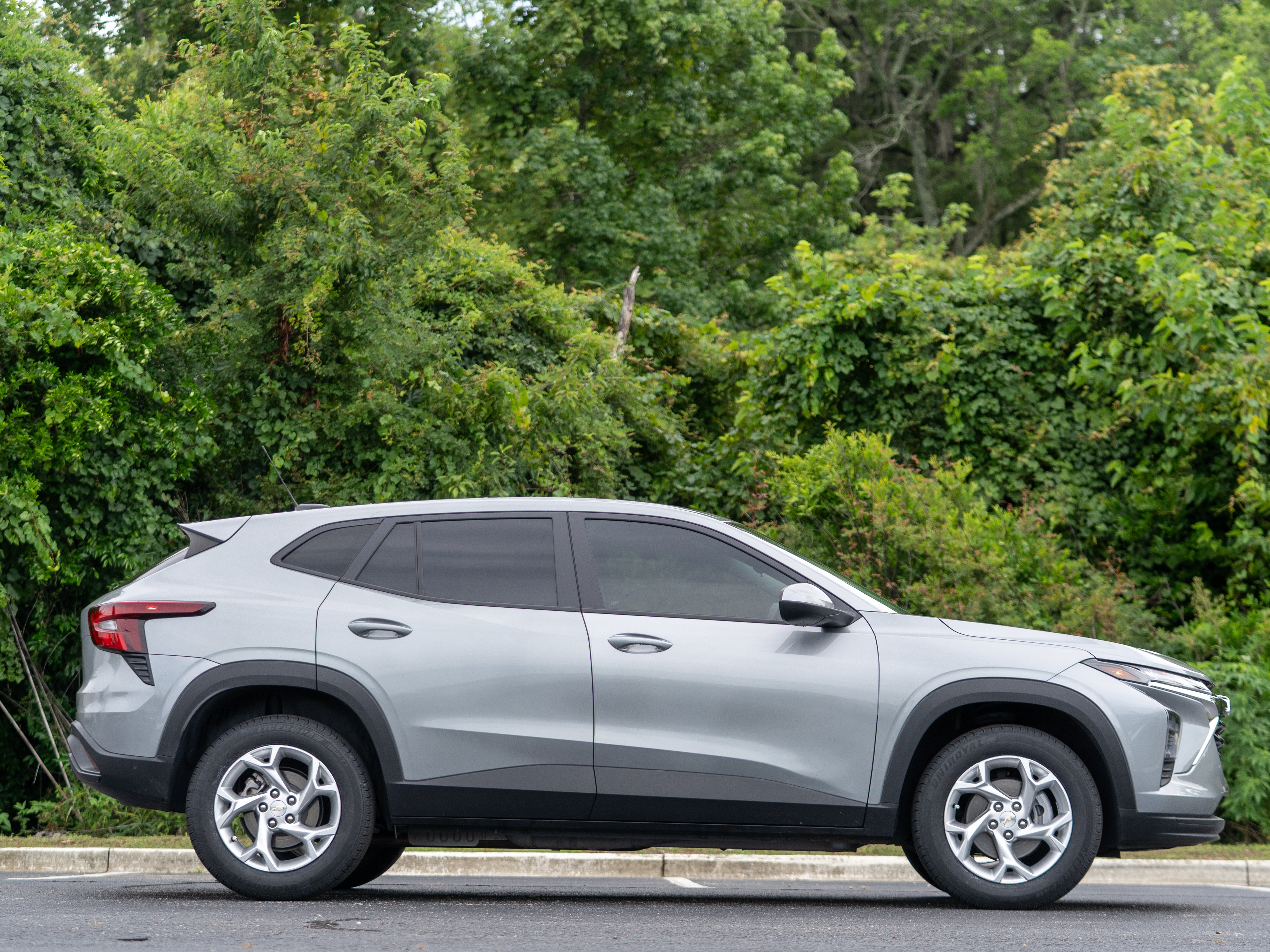 Used 2025 Chevrolet Trax LS w/ LS Convenience Package FWD image 5