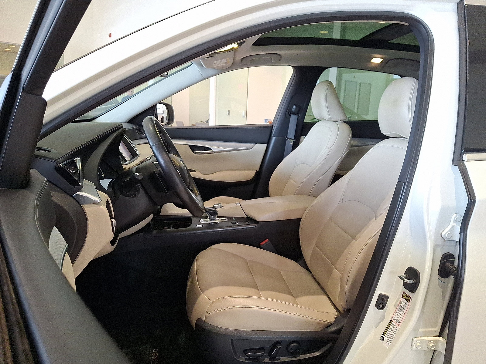 Certified 2019 INFINITI QX50 Luxe w/ Navigation Package image 14