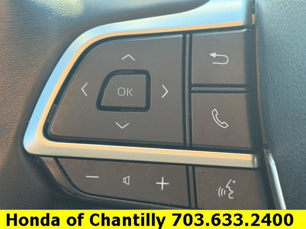 Used 2023 Toyota Highlander LE AWD/4WD image 12