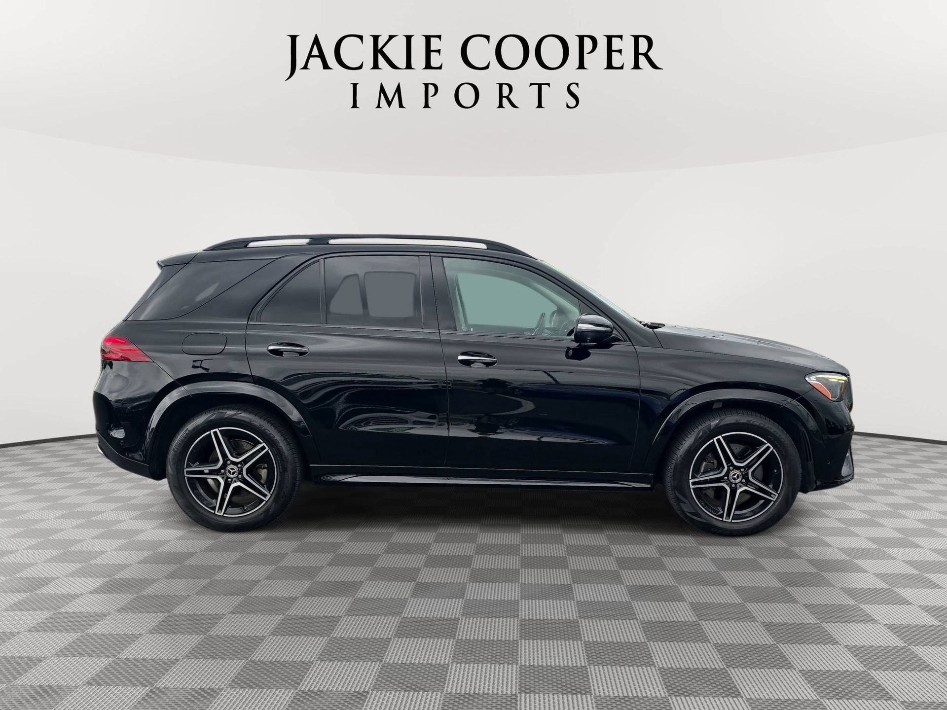 Used 2024 Mercedes-Benz GLE 350 4MATIC w/ AMG Line Exterior image 4