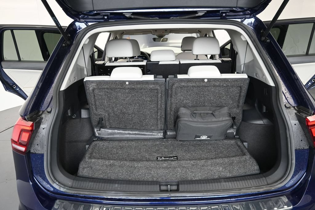 Used 2023 Volkswagen Tiguan SE w/ Panoramic Sunroof Package FWD image 10