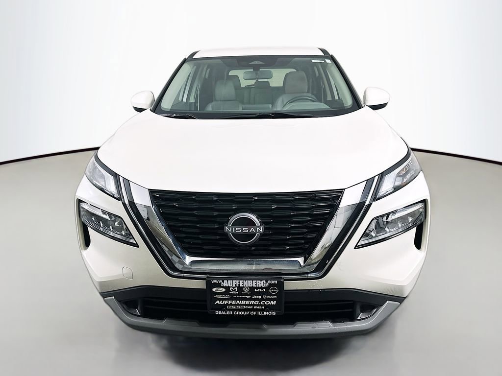 Used 2023 Nissan Rogue SV image 2