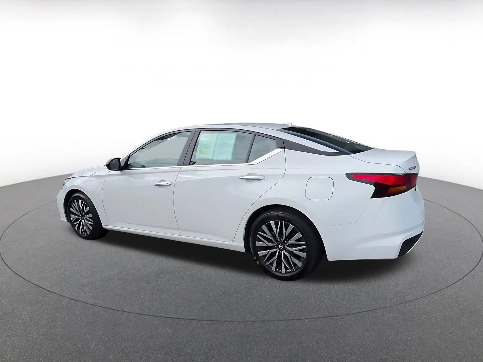 Used 2025 Nissan Altima 2.5 SV FWD image 10