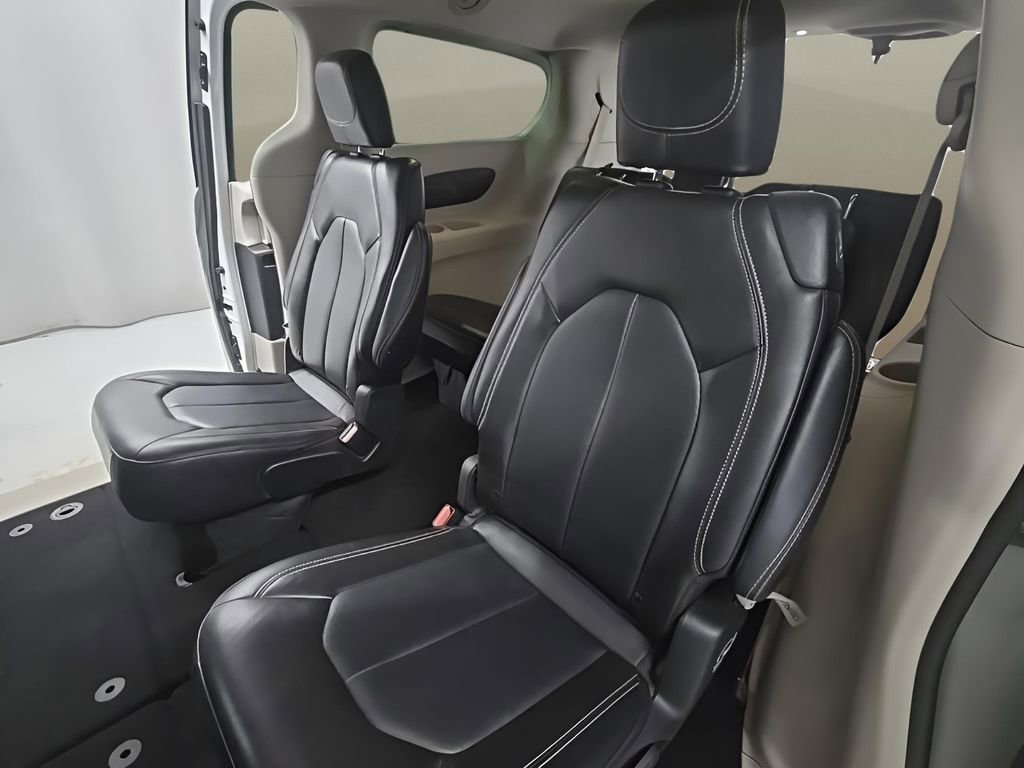 Used 2024 Chrysler Pacifica Touring-L image 15