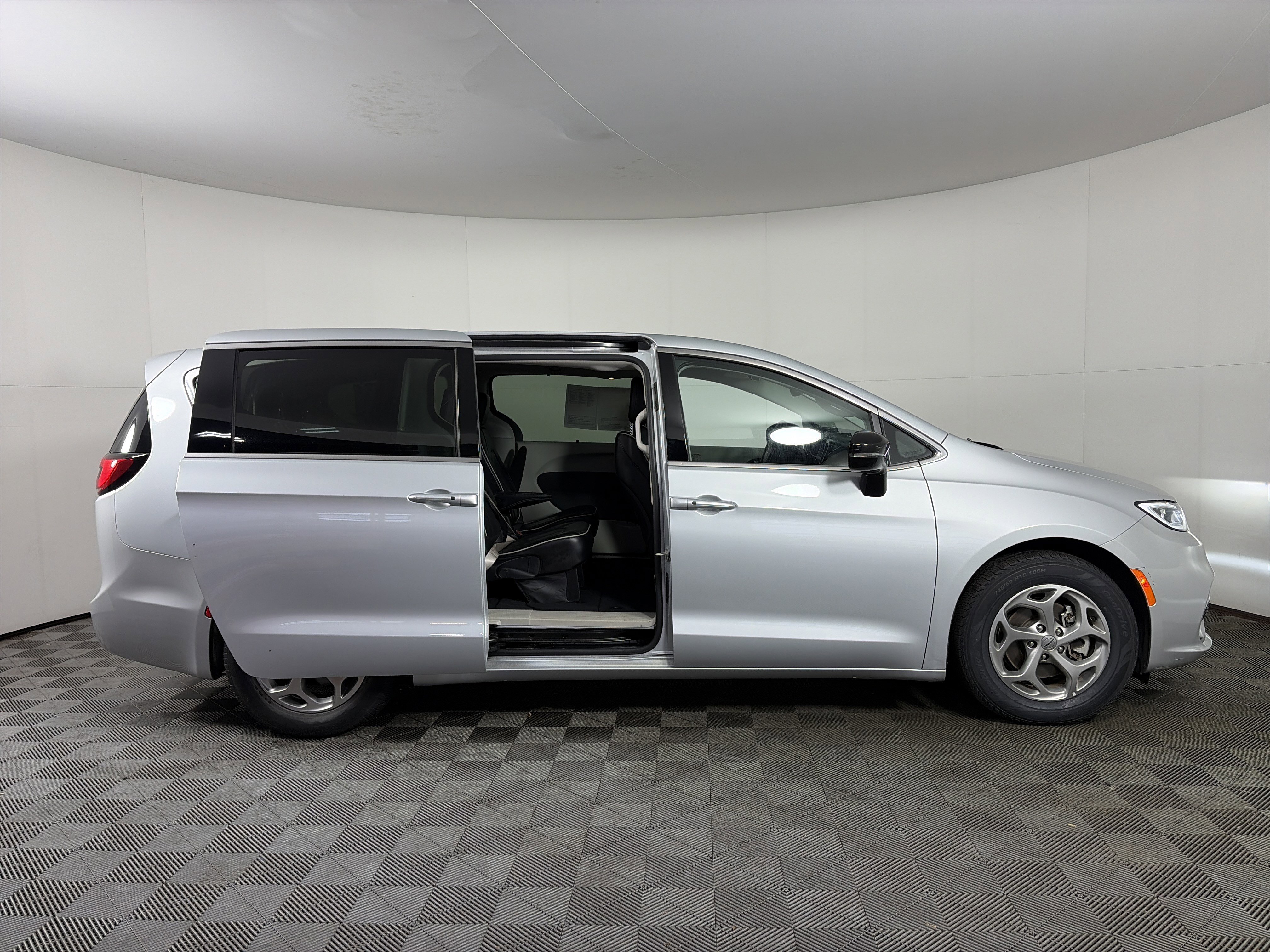 Used 2024 Chrysler Pacifica Limited image 24