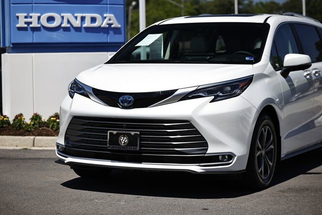 Used 2025 Toyota Sienna Platinum AWD/4WD image 2