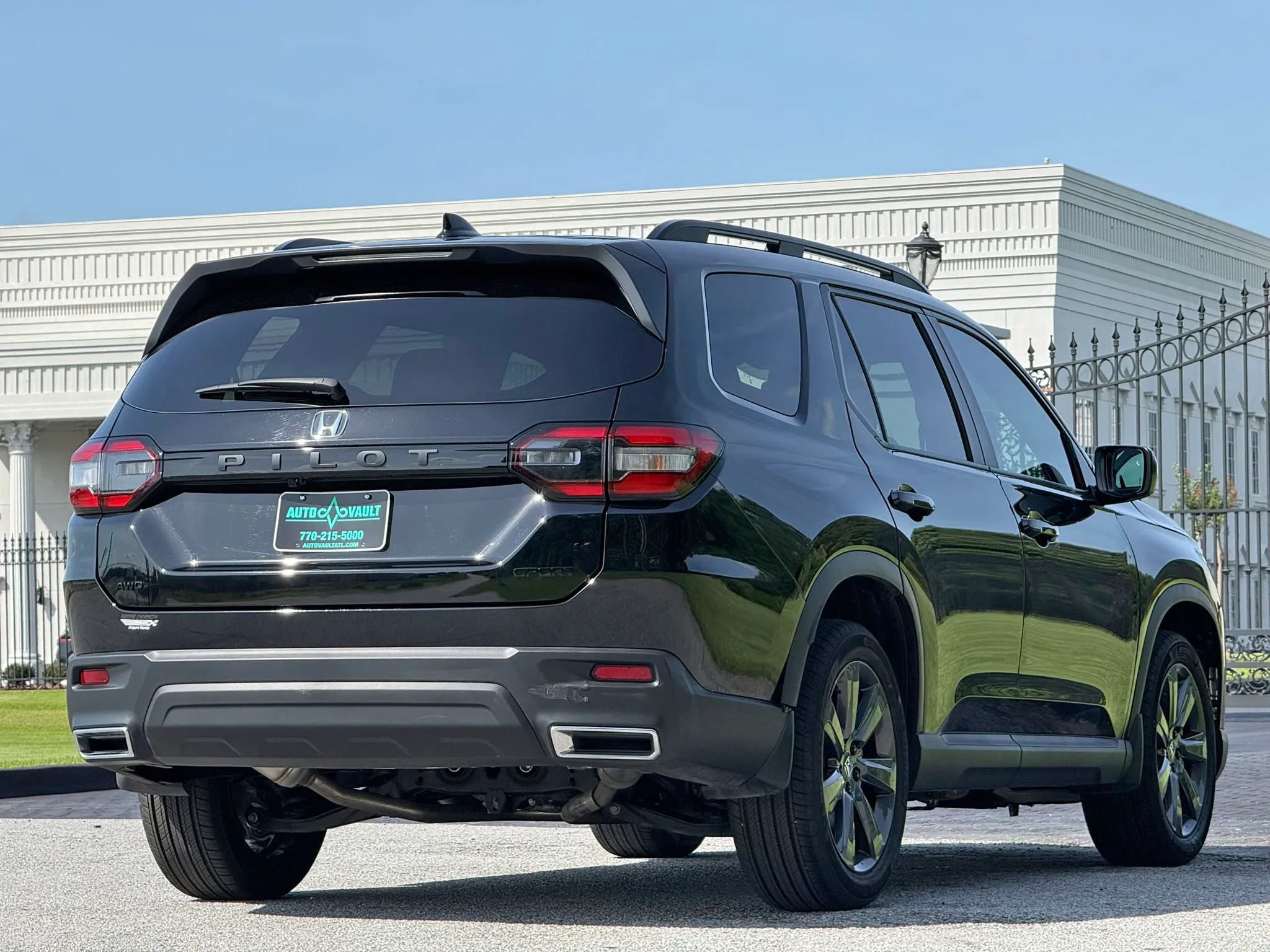 Used 2025 Honda Pilot Sport image 11