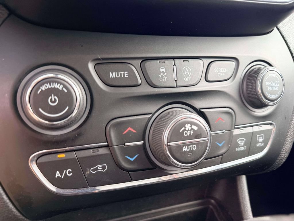Used 2019 Jeep Cherokee Limited AWD/4WD image 24
