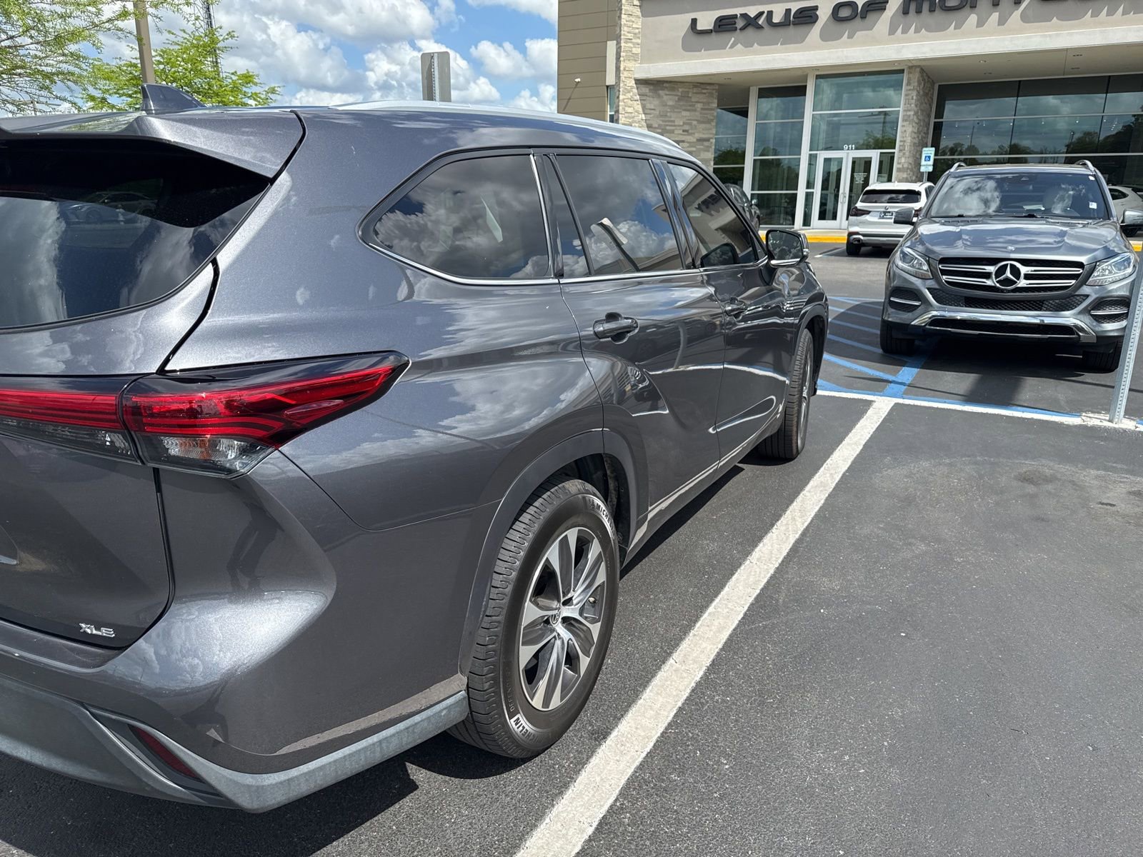 Used 2022 Toyota Highlander XLE image 6