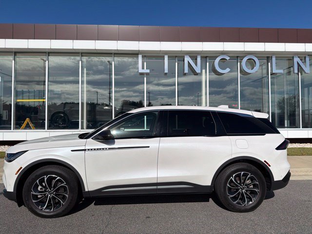 Used 2024 Lincoln Nautilus Premier AWD/4WD image 2