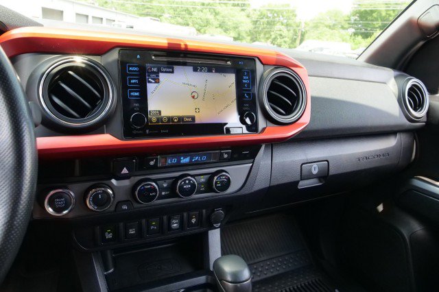 Used 2017 Toyota Tacoma TRD Sport w/ Premium & Technology Package AWD/4WD image 14