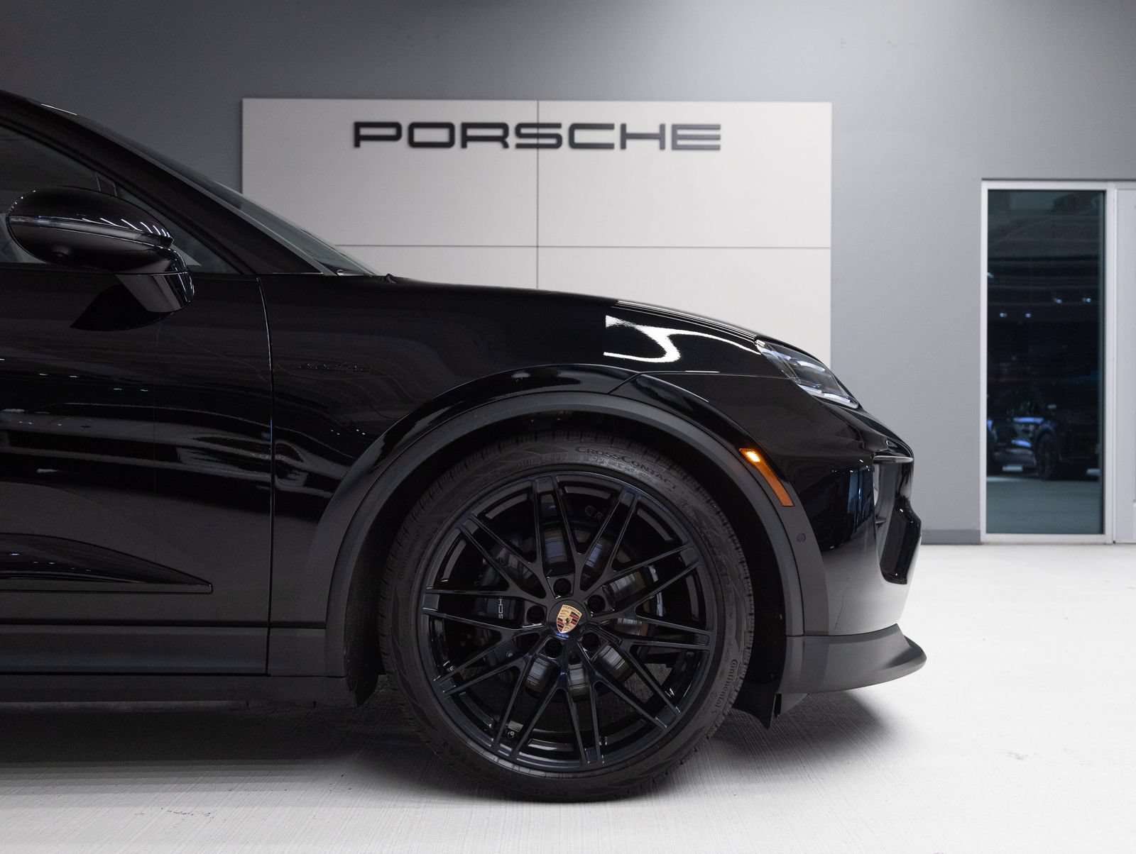 Certified 2025 Porsche Macan 4 Electric AWD/4WD image 11
