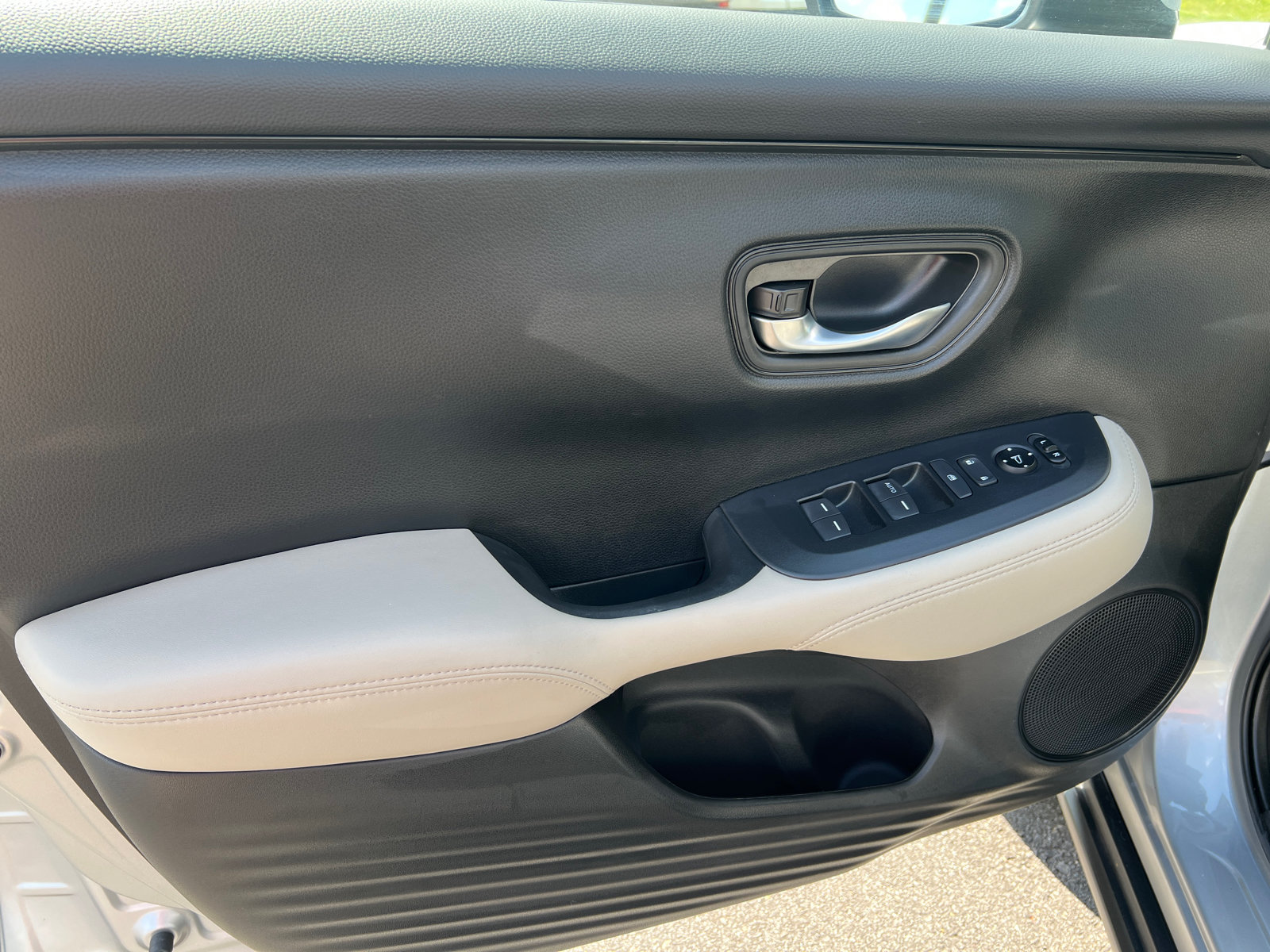 Used 2024 Honda HR-V LX image 12