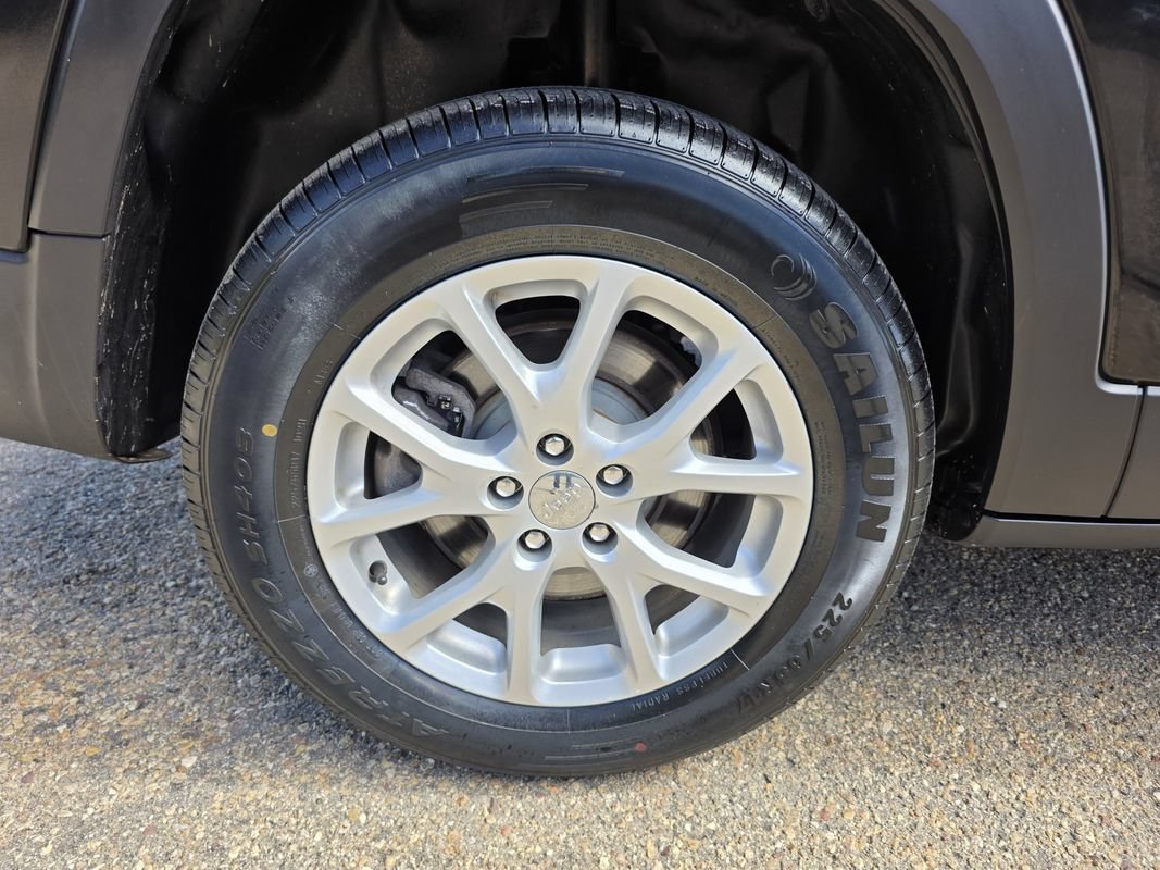 Used 2014 Jeep Cherokee Latitude w/ Cold Weather Group AWD/4WD image 39