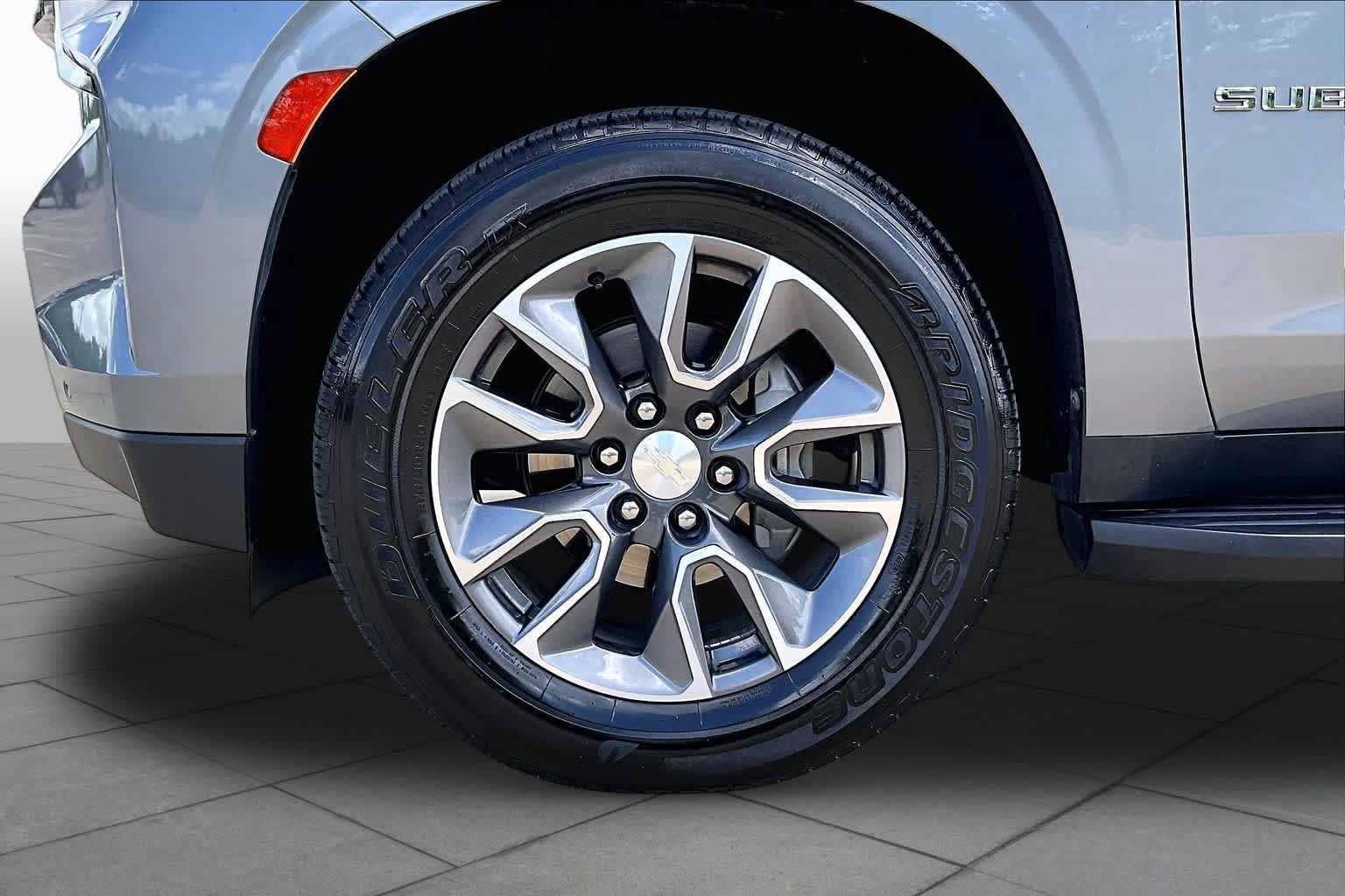 Used 2022 Chevrolet Suburban LT w/ Luxury Package RWD image 11