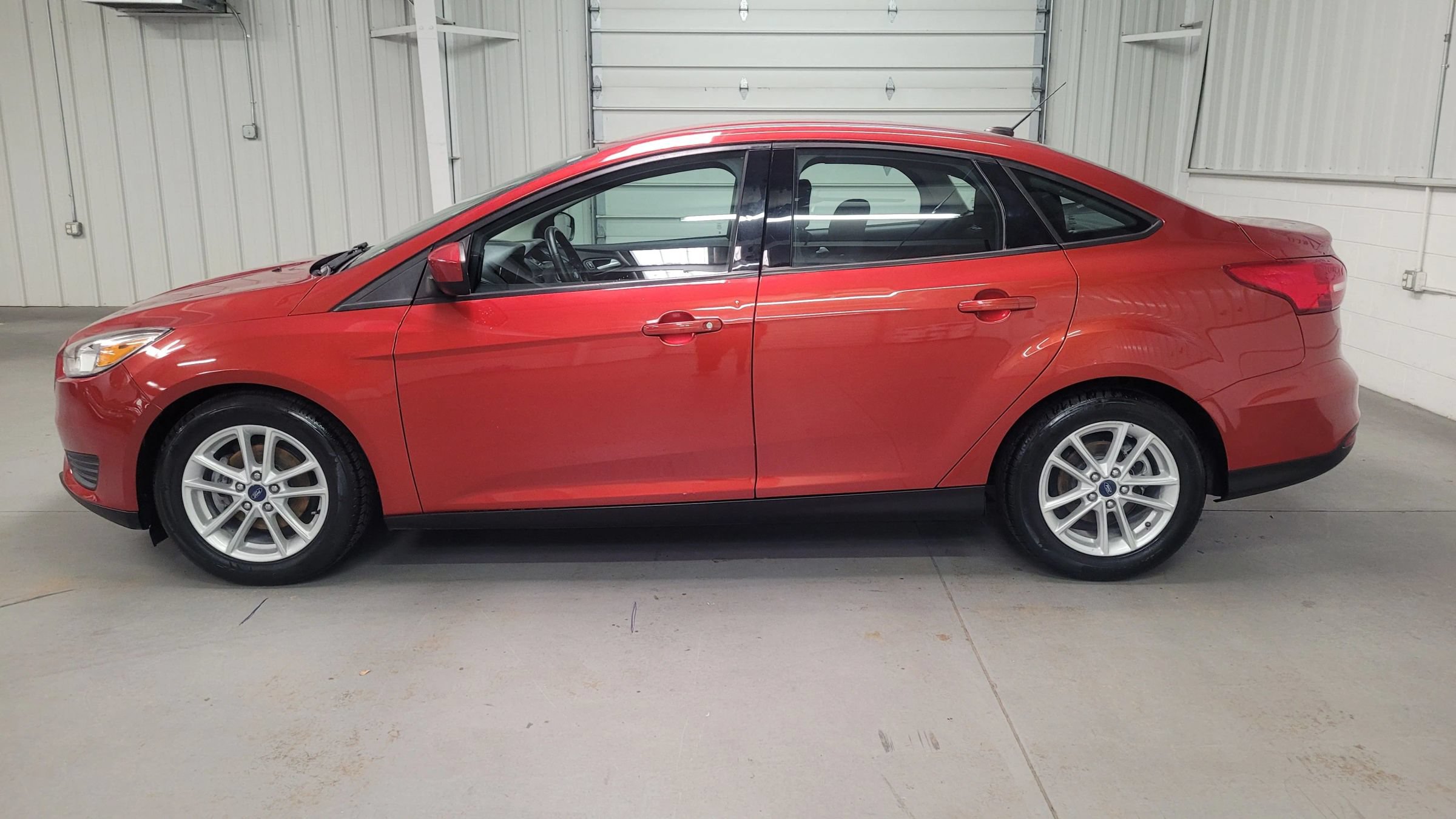 Used 2018 Ford Focus SE FWD image 3