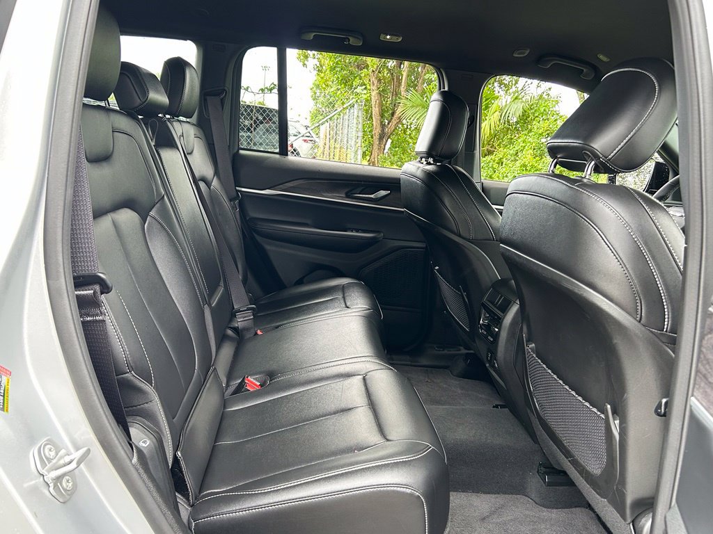 Certified 2025 Jeep Grand Cherokee Limited w/ Black Appearance Package RWD image 38