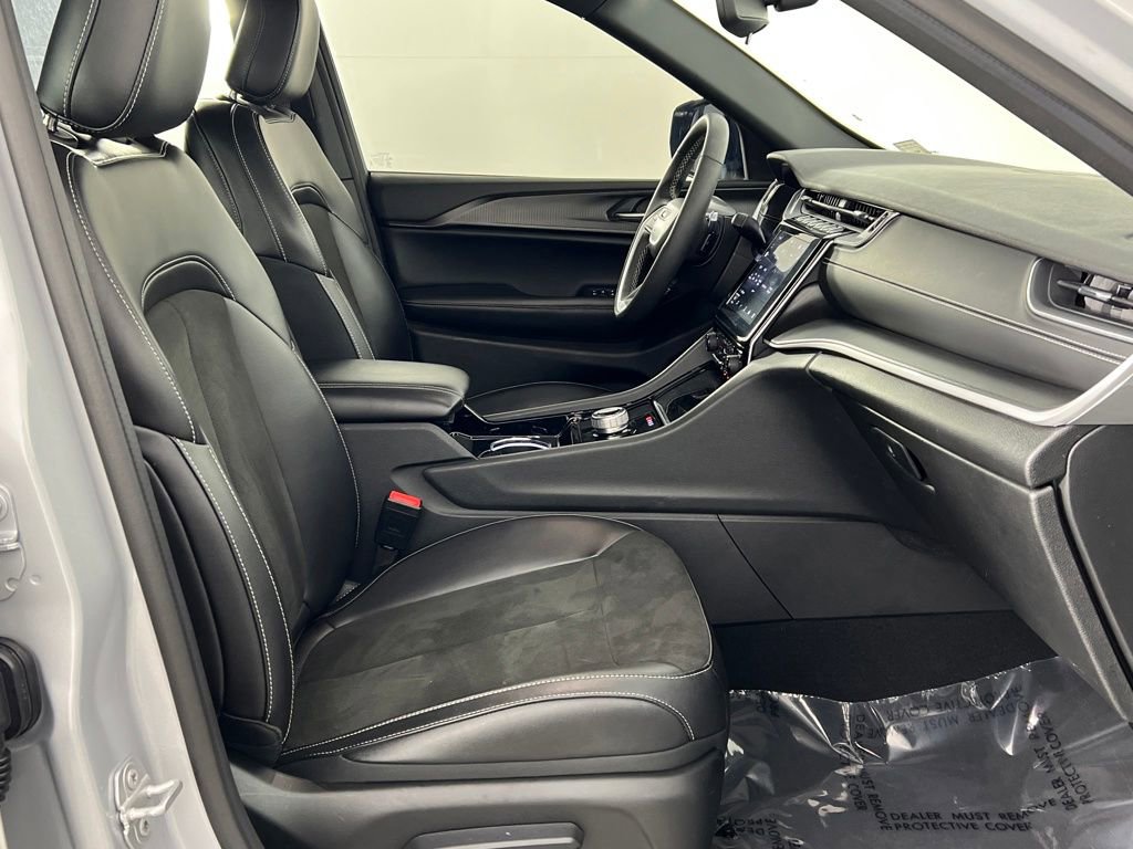 Used 2023 Jeep Grand Cherokee Altitude image 19